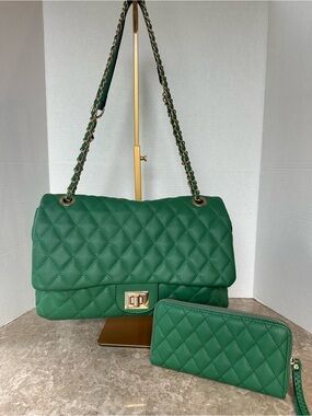 Green Quilted Flap Bag & Matching Wallet Set Gold Chain Hardware Classic Chic